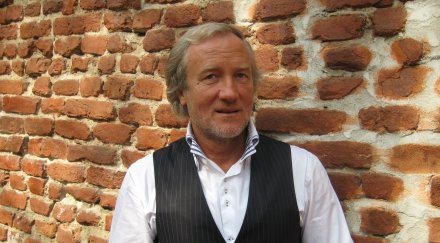 герб държи медийния кокал приседне