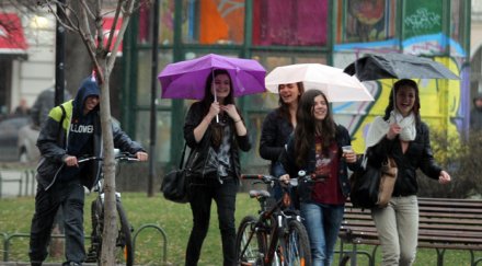 силен вятър дъждът преминава сняг