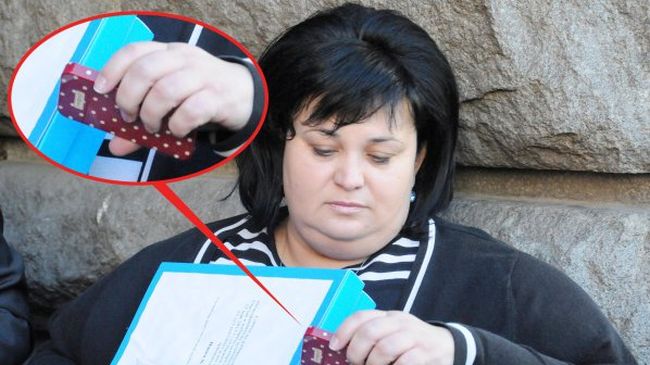 Фидосова се перчи с телефон-калинка (Снимки)