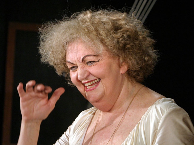 Татяна Лолова става зубърка в Каменната ера