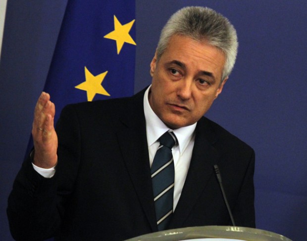 Новият служебен премиер под диктата на жена си? 