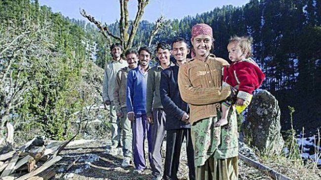 Индийка спи с петима братя поред