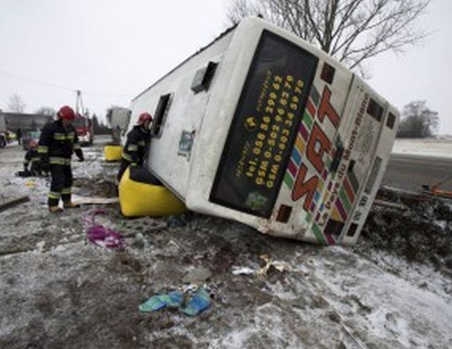 Автобус с фенове катастрофира тежко в Полша, двама загинаха