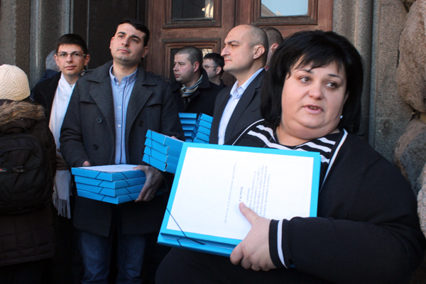 Цветанов напира да се регистрира преди ЦИК да отвори