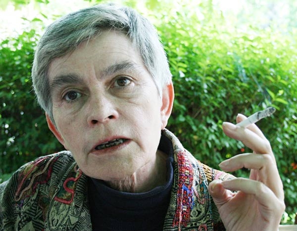 Лозунгите на протестиращите, че партиите са лъжа, са твърдения и на диктатора Кадафи