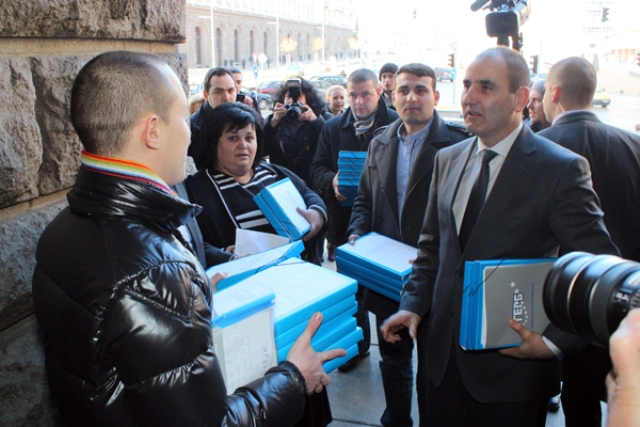 От суеверие ГЕРБ се нареди първи(чно) пред ЦИК, но къде е Бойко? (Снимки)