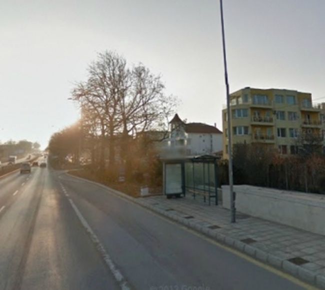 Кръв оплиска Варна, младежи ръгат мъж в лицето