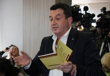 Главен редактор на военно списание плаши да се самозапали