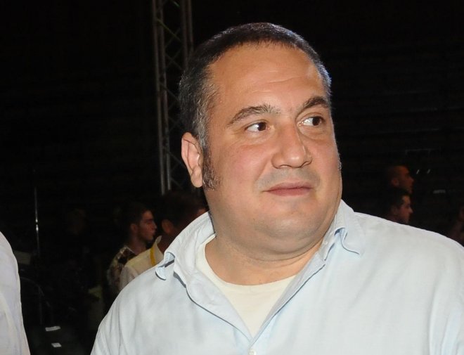 Слави Бинев кара със син буркан, оплака се от полицейски произвол