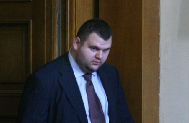 1215 кг живо месо в кортежа на Пеевски 