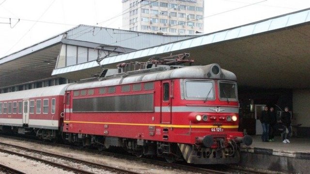 От БДЖ пускат и спират влакове