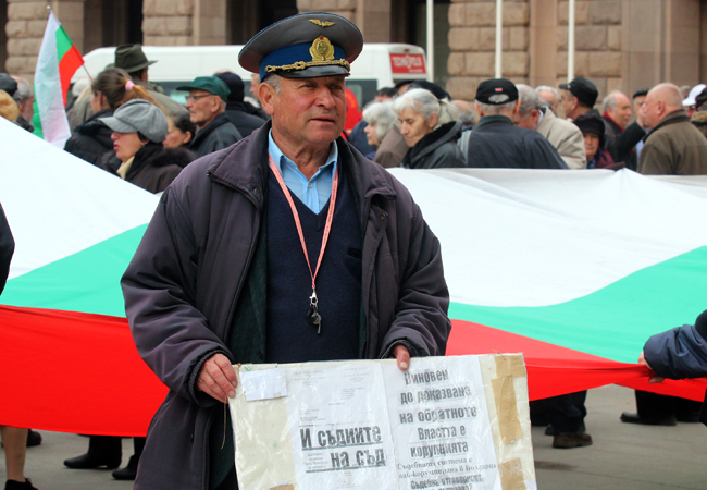 Пенсионери искат оставката на президента