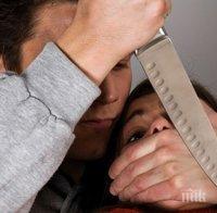 Жена бере душа - мъжът й я намушка с кухненски нож в корема