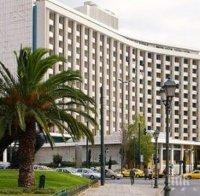 ЕКШЪН В АТИНА! Фармацевтичен бос заплаши да се хвърли от 13-я етаж на хотел 