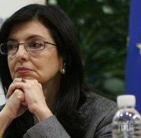 Министърът в оставка Меглена Кунева отива в Хитрино, инспектира ремонта на училището