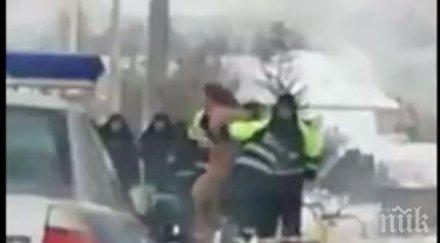 чисто гол шофьор блъсна автобусна свирка видео