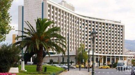 екшън атина фармацевтичен бос заплаши хвърли етаж хотел хилтън