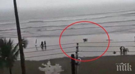 шок мълния удари главата момиче плаж