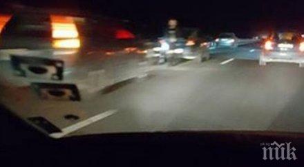 тъмна доба меле околовръстното нанизаха три коли затиснати хора