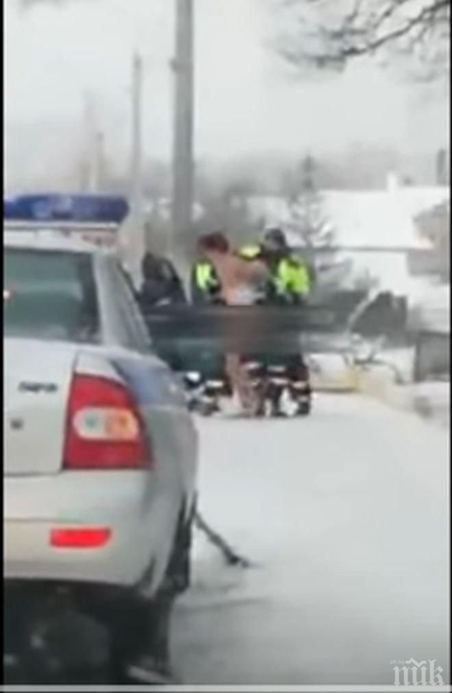 ВЕСЕЛЯК! Пиянде заби колата си в спирка, изскочи и се съблече чисто гол (ВИДЕО 18+)