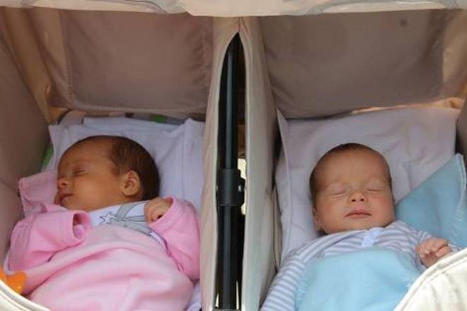 Двойна радост! Близнаци са първите бебета в Бургас за 2017-а