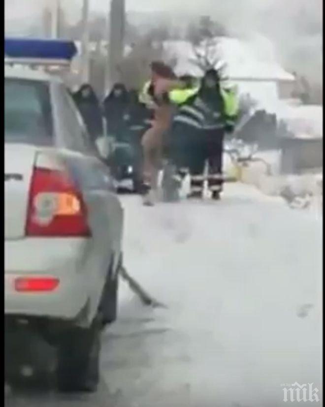 Чисто гол шофьор се блъсна в автобусна свирка (ВИДЕО)