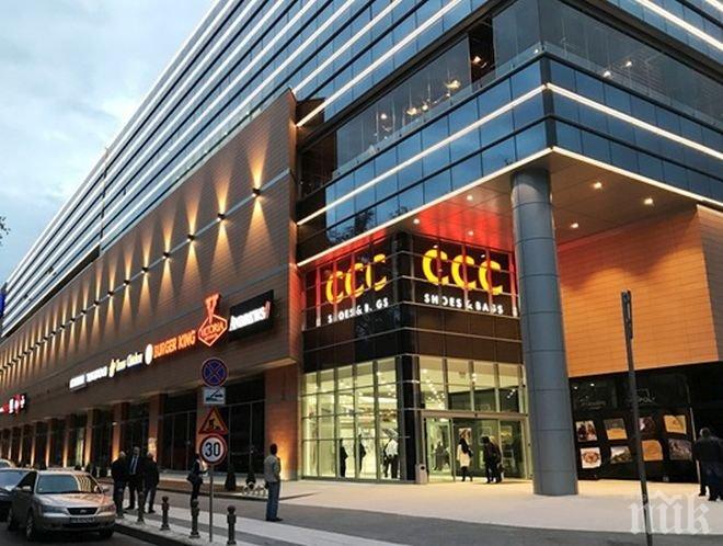 След десетки маневри: Жена заряза колата си пред мол (СНИМКА)