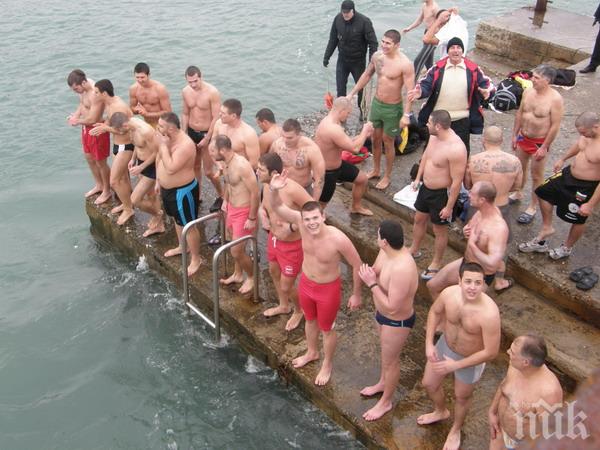 Забрана! Няма да скачат за кръста от моста в Бургас