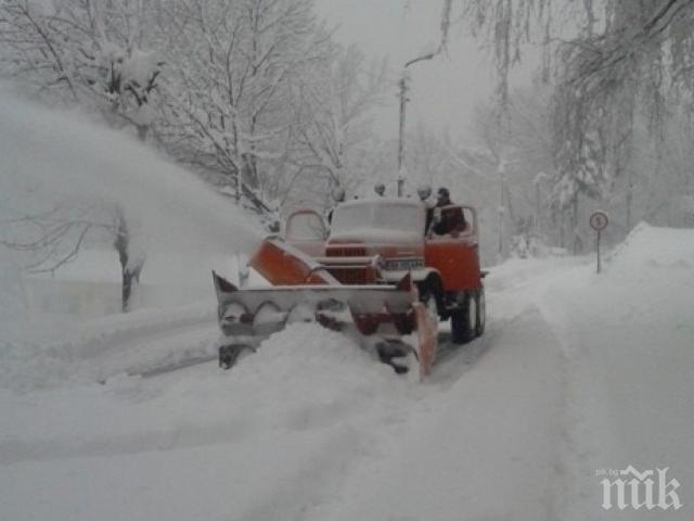 БЕДСТВИЕ! Тежка техника опитва пробив на пътя до Сливарово