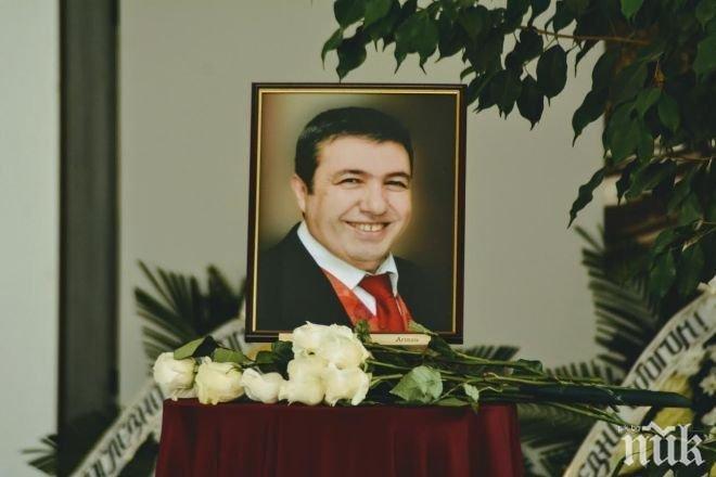 Журналистът Георги Милков на погребението на Гасан Насър:
Казваше „бабата“ вместо „папата“, за да ни разсмива. Беше християнин и направи много за България                                                                                                                                                            