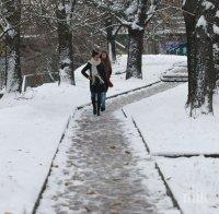 ЗА ПРИМЕР! Полицаи ринат сняг във Враца