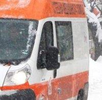 Линейка с родилка закъса в снежните преспи на пътя за Лом