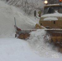 Край! Бургас в снежен капан! Затвориха всички пътища към областния град