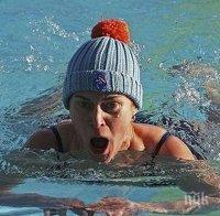Смелчаци се състезаваха по плуване в ледени води