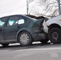 Пореден инцидент заради заледени пътища! Верижна катастрофа затруднява движението в района Гърмен-Гоце Делчев-Дъбница 