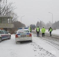 Снежен ад на Е-79! Десетки коли закъсаха, Кюстендил и Благоевград останаха без ток