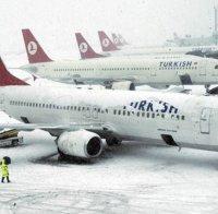 ТРАНСПОРТЕН ХАОС! Снежни бури блокираха турските летища, стотици полети са отменени