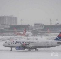 Студът парализира летищата в Истанбул! Спряха всички полети 