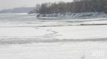 дунав замръзна ледени блокове плуват реката корабите спират