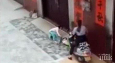 пълна лудост жена прегази момиченце скутер непослушно видео