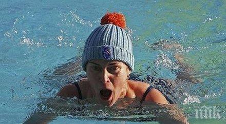 смелчаци състезаваха плуване ледени води