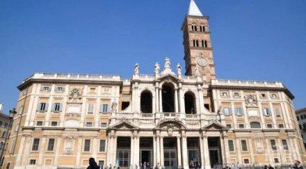 кървава баня мъж наряза парчета стъкло двама свещеници емблематична римска църква