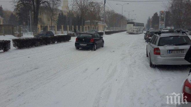 УЖАС! 27 км колона на Калотина