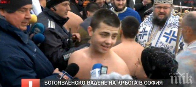 ИЗВЪНРЕДНО В ПИК TV! Ето ги смелчаците, които скачат за кръста в София - ученик от Немската гимназия го хвана (ОБНОВЕНА)