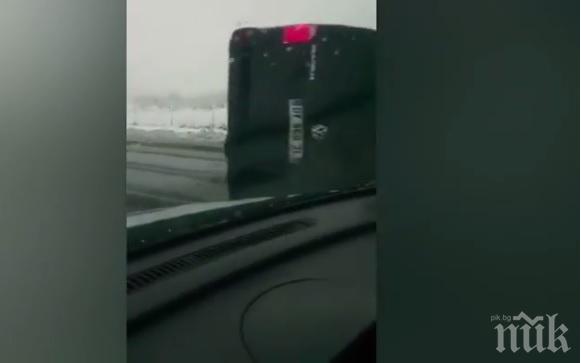 Бус с френска регистрация се обърна на Тракия