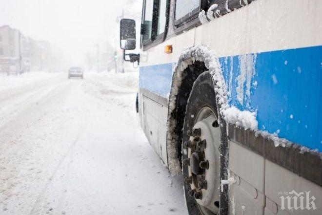 ОТ ПОСЛЕДНИТЕ МИНУТИ: Автобус с работници закъса в преспите близо до Варна