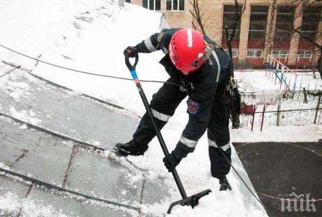 НЕЛЕПА СМЪРТ! Мъж загина, докато чистеше сняг от покрив 