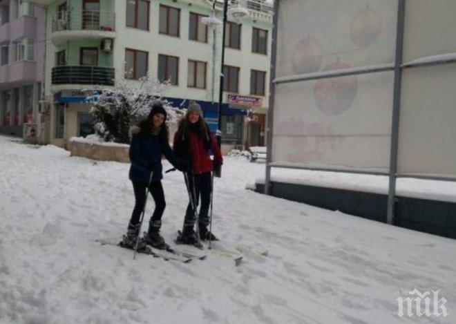 И в Петрич откриха ски сезона! В центъра правят майсторски слалом