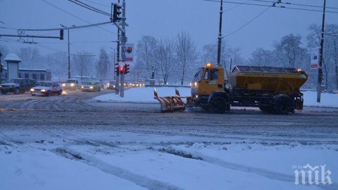 Пресцентър на Столичната община: В София през цялата нощ са работили без прекъсване над 150 снегопочистващи машини