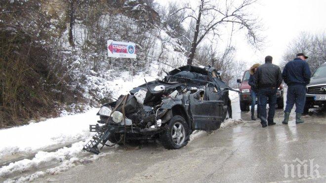Трагедия! Жена почина в линейката след тежка катастрофа край Елин Пелин